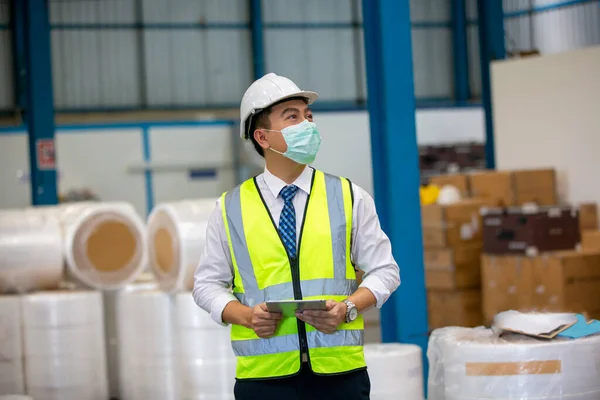 Warehouse Worker Man Safety Hard Hat Checking Order Details Digital — Stock Photo, Image