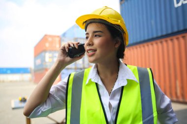 Foreman kontrol kargo nakliye gemisinden ithalat için konteynır kutusu yüklüyor. Deniz limanında nakliye konteynırları. Kargo gemisi kalkış ve varış. Foreman kargo yükleme kutusunu kontrol ediyor. Lojistik ve ulaşım işleri. Arabanın endüstriyel denetimi