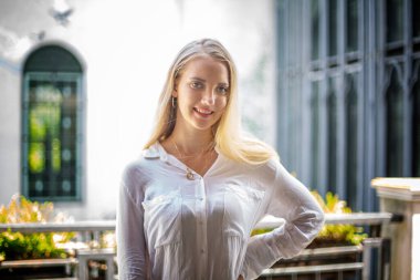 Genç, güzel, sarışın kadınlar kameraya gülümsüyor..