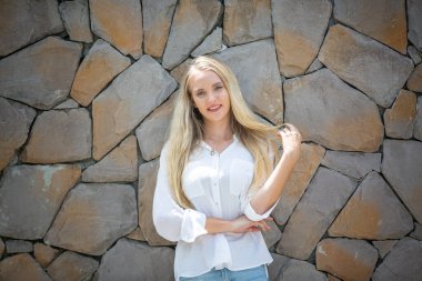 Genç, güzel, sarışın kadınlar kameraya gülümsüyor..