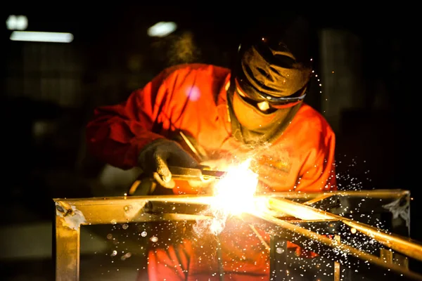 Saldatore Utilizzato Mola Acciaio Fabbrica Con Scintille Processo Saldatura Presso — Foto Stock