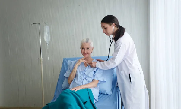 Doktor Hastanedeki Yaşlı Kadın Hastayı Kontrol Doktor Sağlık Tıp Şgali — Stok fotoğraf