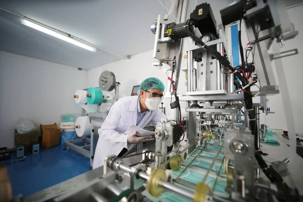 Quality Control Worker Analyzing Manufacturing Machine Laboratory — стоковое фото