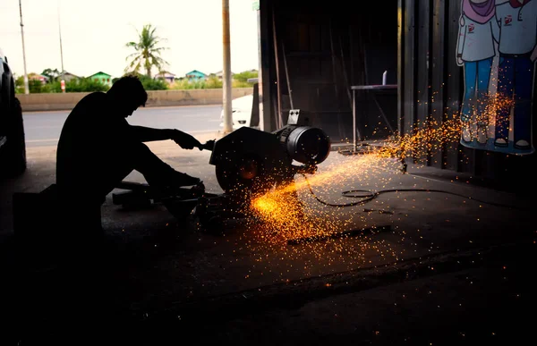 电焊机采用钢制磨石 火花喷涂 工业车间采用焊接工艺 机架采用仪器手 — 图库照片