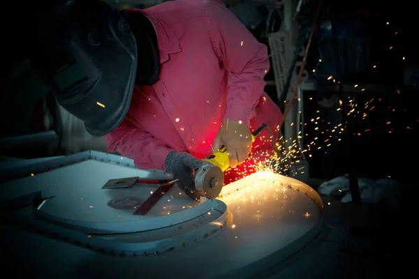 Schweißer Benutzte Schleifstein Auf Stahl Fabrik Mit Funken Schweißprozess Der — Stockfoto