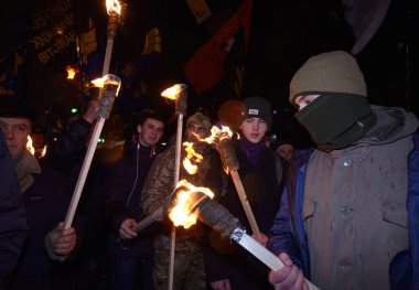 Ukraynalı aşırı sağcı gençler, milliyetçi lider Stepan Bandera 'nın doğum gününü kutlamak için yürüyüş öncesinde meşaleler yaktılar. 1 Ocak 2019. Kiev, Ukrayna