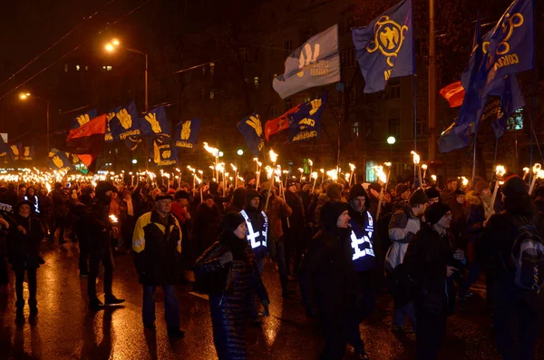 Ukrainska extremhögeranhängare marscherar på nattgatan i fackeltåget för att fira nationalistledaren Stepan Banderas födelsedag — Stockfoto