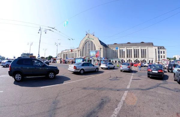 Building of Grand Central Station, cars driving on the square — Stock fotografie