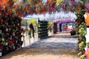 Çocuklar tarafından yapılan dekoratif çiçeklerden yapılmış kemerler, Ukrayna