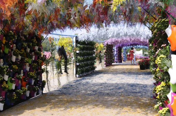 Çocuklar tarafından yapılan dekoratif çiçeklerden yapılmış kemerler, Ukrayna