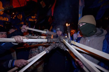 Ukraynalı aşırı sağcılar büyük Ukraynalı milliyetçi lider Stepan Bandera 'nın doğum gününü kutlamak için meşaleler yaktılar