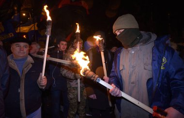 Ukraynalı aşırı sağcılar büyük Ukraynalı milliyetçi lider Stepan Bandera 'nın doğum gününü kutlamak için meşaleler yaktılar