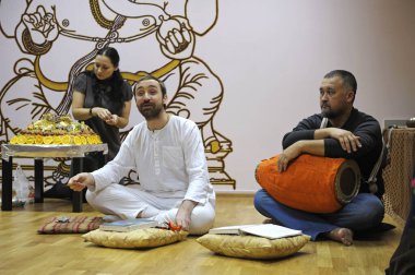 Krishna gurusu cemaat üyeleri için bir tapınakta vaaz veriyor. 3 Nisan 2013. Kiev, Ukrayna