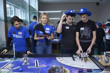 Gençler robotu fırlatmadan önce ayarlıyorlar. Öğrenciler arasında okul turnuvası. 9 Ocak 2019. Kiev, Ukrayna