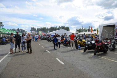 Etrafta dolaşan insanlar, motosikletliler rallisi sırasında park etmiş bisikletler. 2 Eylül 2018. Kyiv. Ukrayna