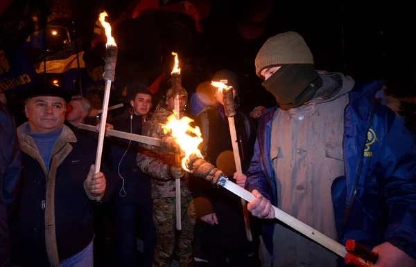 우크라이나 극우 주의자들은 위대 한 우크라이나 민족주의자 지도자 스테판 반데라의 생일 을축하 하기 위해 횃불을 불고 있다 — 스톡 사진