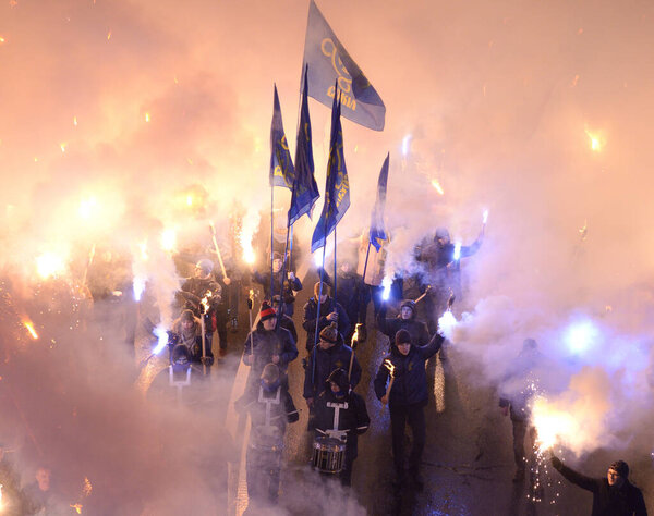 Украинские ультраправые маршируют по Киеву с факельной процессией в честь дня рождения великого лидера украинских националистов Степана Бандеры