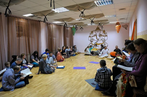 クリシュナの教友たちは寺の床に座り 上師の話を聞いていた 2013年4月3日 ウクライナのキエフ — ストック写真