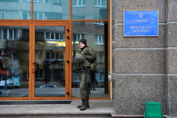 国家警備隊は高等裁判所の建物のためのセキュリティを提供します 2017年12月28日 キエフ ウクライナ — ストック写真