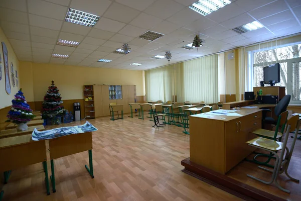 Interior Aula Una Escuela Escritorios Cajón Del Profesor Árbol Navidad —  Fotos de Stock