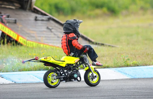 Motocross Estilo Livre Criança Motociclista Realizando Truque Durante Motocicleta Show — Fotografia de Stock