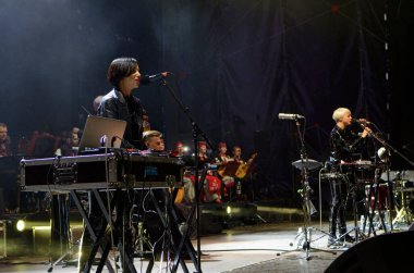 Etno orkestrası ONUKA sahne alıyor, yerli elbiseli kadınlar telli çalgılar çalıyor. 26 Nisan 2018 Kiev, Ukrayna