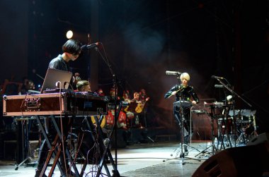 Etno orkestrası ONUKA sahne alıyor, yerli elbiseli kadınlar telli çalgılar çalıyor. 26 Nisan 2018 Kiev, Ukrayna