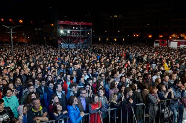 Kalabalık müzik konseri öncesinde Poshtova Meydanı 'nda toplandı. 26 Nisan 2018 Kiev, Ukrayna