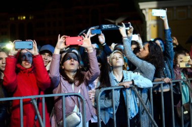 Kalabalık Poshtova Meydanı 'nda toplandı. Müzik konseri öncesinde cep telefonu ışıkları yandı. 26 Nisan 2018 Kiev, Ukrayna
