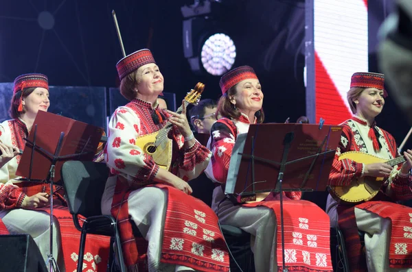 Interpretación Orquesta Étnica Mujeres Con Vestido Nativo Ucraniano Tocando Instrumentos —  Fotos de Stock