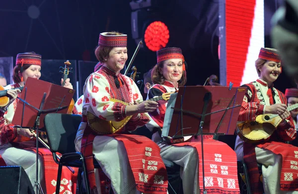 Orquestra Étnica Tocando Mulheres Vestido Nativo Ucraniano Tocando Instrumentos Cordas — Fotografia de Stock