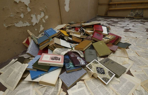 Unos Viejos Libros Abandonados Apilados Suelo Habitación Sucia Septiembre 2017 —  Fotos de Stock