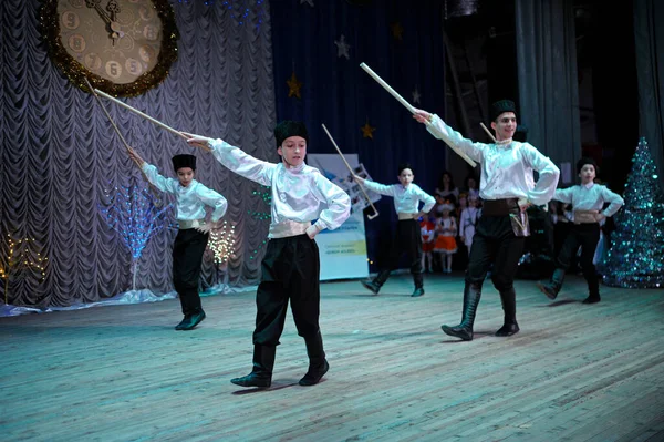 Crianças Bailarinas Tártaras Crimeia Vestido Nativo Realizando Dança Nativa Palco — Fotografia de Stock