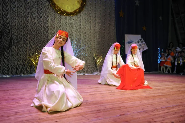 Crianças Bailarinas Tártaras Crimeia Vestido Nativo Realizando Dança Nativa Palco — Fotografia de Stock