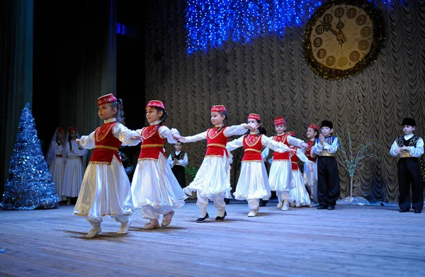 Crianças Bailarinas Tártaras Crimeia Vestido Nativo Realizando Dança Nativa Palco — Fotografia de Stock