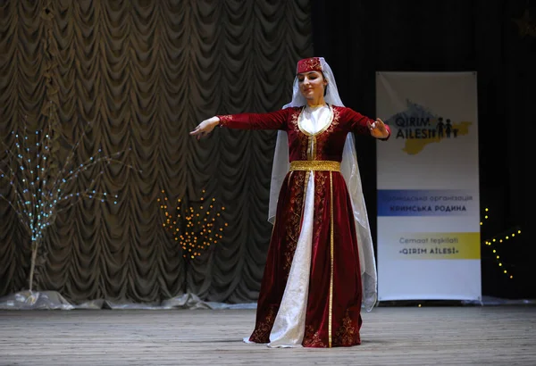 Dançarina Tártara Crimeia Vestido Nativo Realizando Dança Nativa Palco Celebrando — Fotografia de Stock