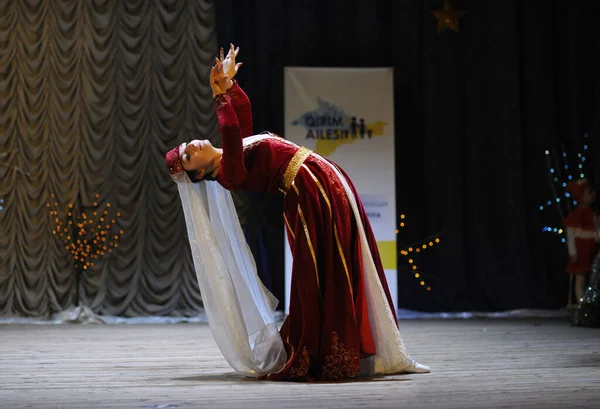 Dançarina Tártara Crimeia Vestido Nativo Realizando Dança Nativa Palco Celebrando — Fotografia de Stock