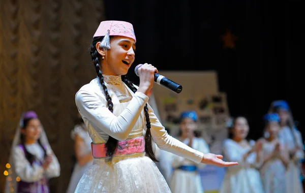 Crimeia Tártara Menina Vestido Nativo Executando Música Nativa Palco Concerto — Fotografia de Stock