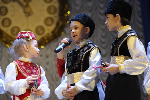 Krimtatarische Kinder Einheimischer Kleidung Singen Auf Der Bühne Einheimische Lieder — Stockfoto