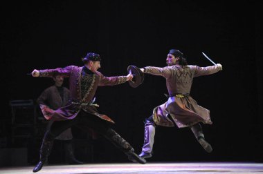 Dansçılar yerli Gürcü dansı yapıyorlar. Sukhishvili, Gürcistan Ulusal Balesi. 10 Mart 2018. Kiev, Ukrayna