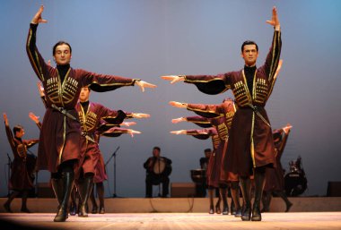 Dansçılar yerli Gürcü dansı yapıyorlar. Sukhishvili, Gürcistan Ulusal Balesi. 10 Mart 2018. Kiev, Ukrayna