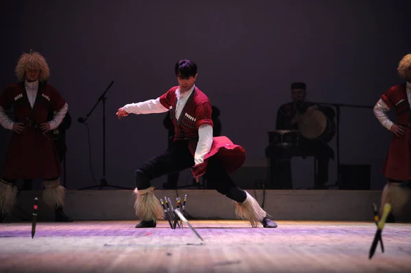 Tancerze Wykonujący Rodzimy Taniec Gruziński Sukhishvili Gruziński Balet Narodowy Marca — Zdjęcie stockowe
