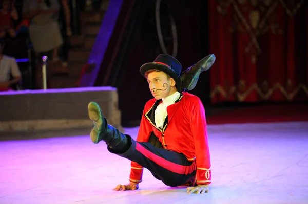 Chłopak Klaun Akrobata Występujący Ringu Cyrku Czerwca 2018 Kijów Ukraina — Zdjęcie stockowe