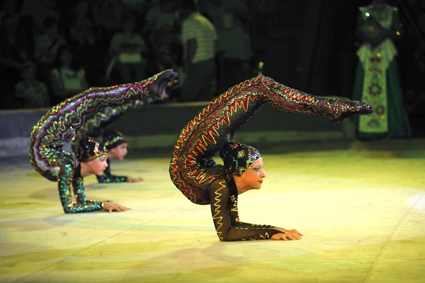 Adolescentes Acrobatas Caoutchouc Realizando Ringue Circo Junho 2018 Kiev Ucrânia — Fotografia de Stock