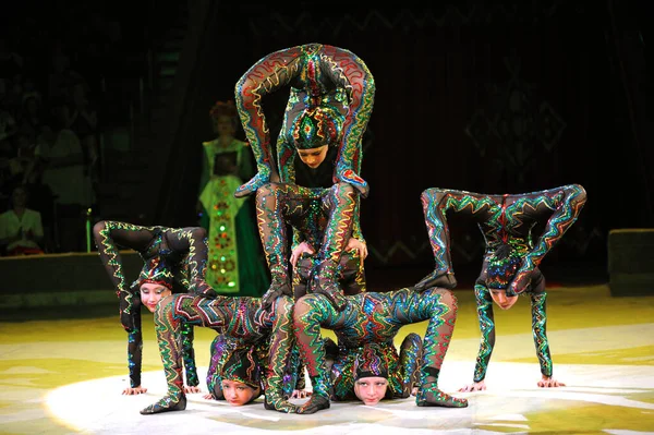 Genç akrobatlar caoutchouc sirkte gösteri yapıyor. 10 Haziran 2018. Kiev, Ukrayna