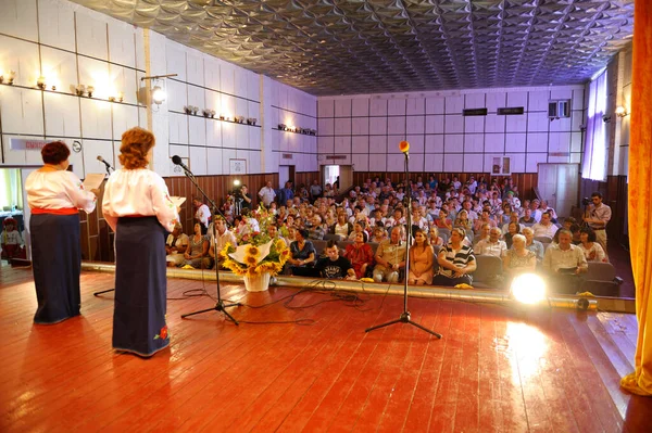 Celebração Rural Típica Ucraniana Pessoas Sentadas Salão Aldeia Antes Concerto — Fotografia de Stock
