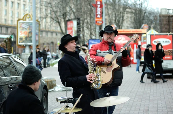 Buskers Pouliční Muzikanti Kytarami Saxofonem Hrajícími Ulici Března2019 Kyjev Ukrajina — Stock fotografie