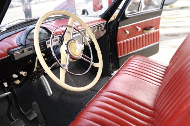 Eski bir GAZ-21 arabanın içi, 1967 model, SSCB yapımı: direksiyon, torpido, torpido gözü, koltuklar. Bayat Araba Festivali. 12 Mayıs 2019. Kiev, Ukrayna