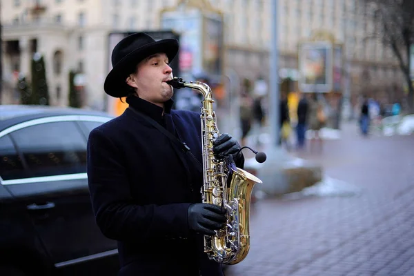 Busker Músico Callejero Tocando Saxofón Una Calle Marzo 2019 Kiev — Foto de Stock
