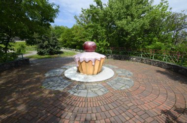 Belediye parkında dilek yazmak için kirazlı pasta seti şeklinde bir kurulum. 8 Mayıs 2019. Kyiv, Ukrayna